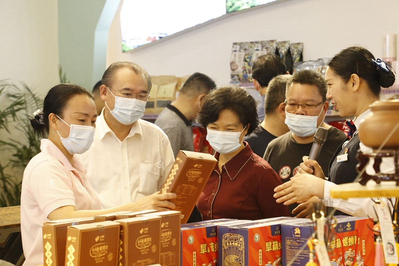 10.參觀那馬服務區扶貧產品展銷廳，此為廣西高速公路第一家扶貧產品展銷廳.JPG