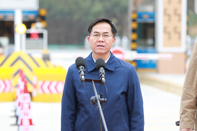 3.自治區(qū)交通運(yùn)輸廳黨組成員、副廳長韋勇球宣布通車.jpg