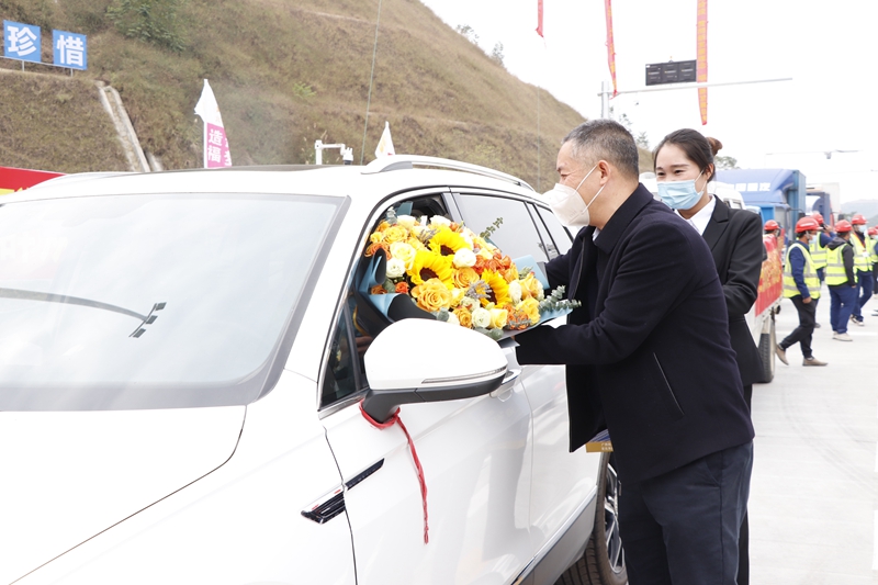 廣西新發(fā)展交通集團黨委書記、董事長陳開群為第一輛通車車輛送上鮮花.JPG